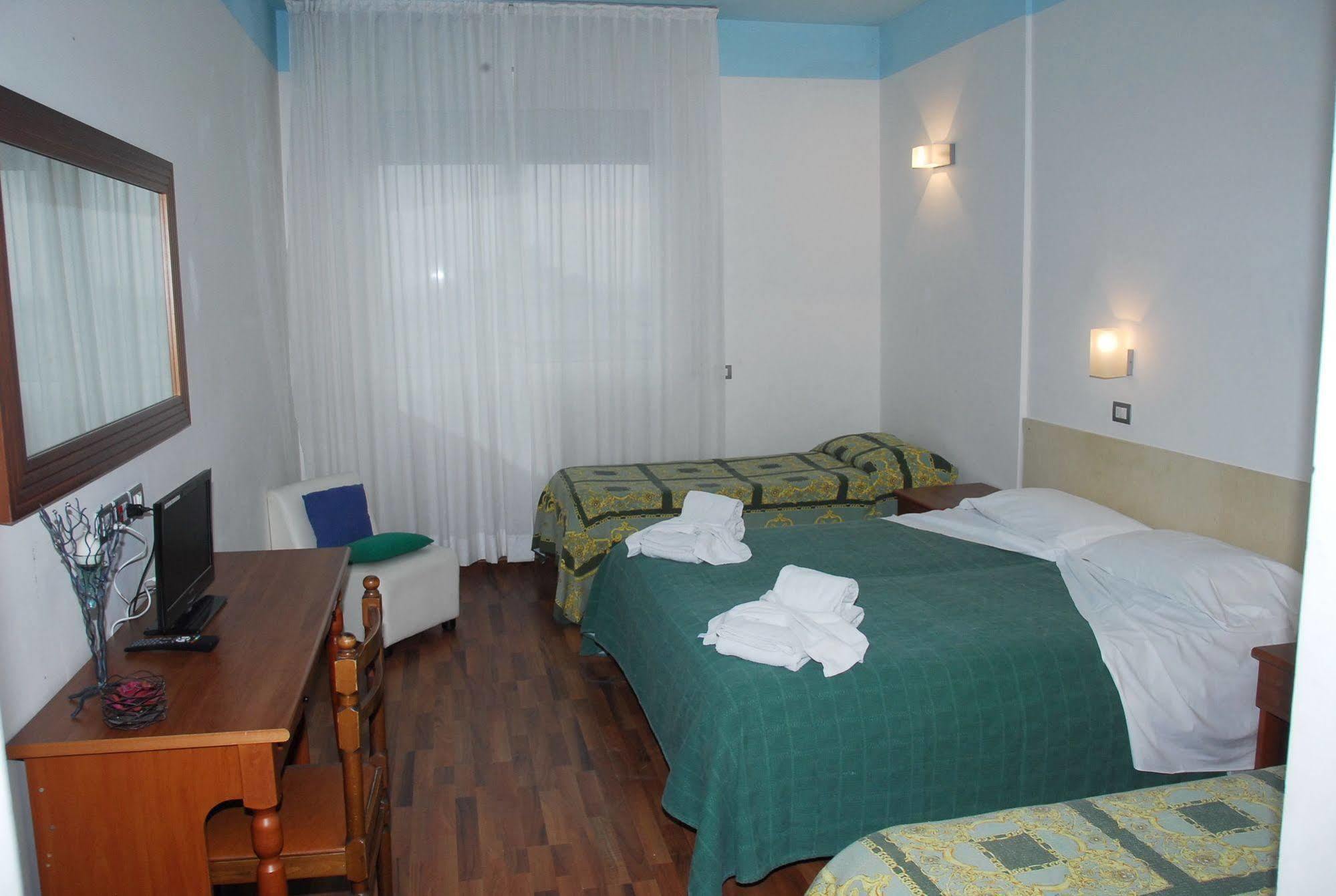 Hotel Golden Ρίμινι Εξωτερικό φωτογραφία